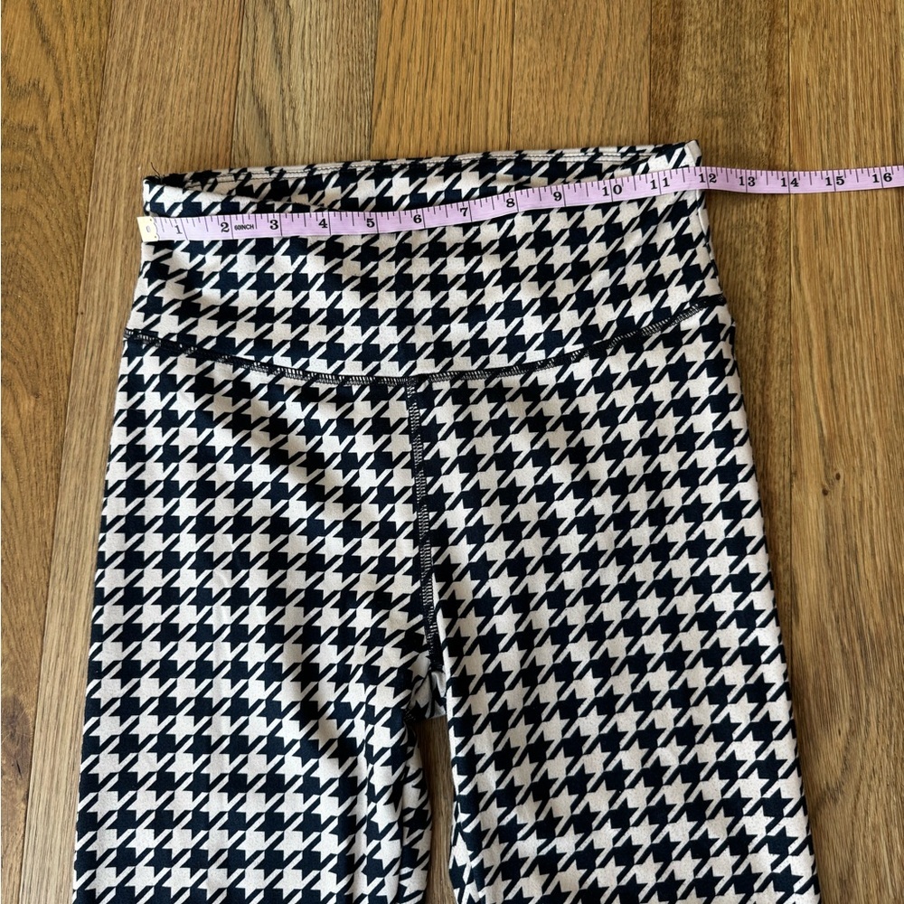 🖤🤍 Houndstooth Black & White Athletic Set – Sports Bra + Leggings (XS–S Est.) 🤍🖤 - Picture 9 of 10